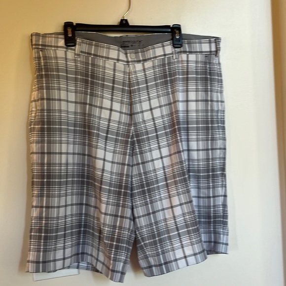 Nike Other - Excellent condition men’s Nike dri-fit golf shorts 38